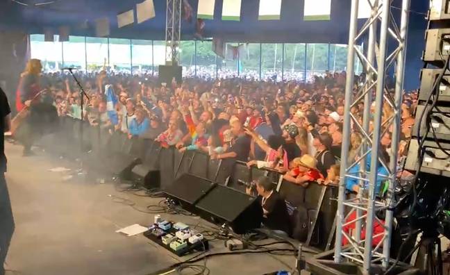 杰米·韦伯斯特（Jamie Webster）在格拉斯顿伯里（Glastonbury）的比赛中呼唤着人群。学分：Twitter/@billybragg