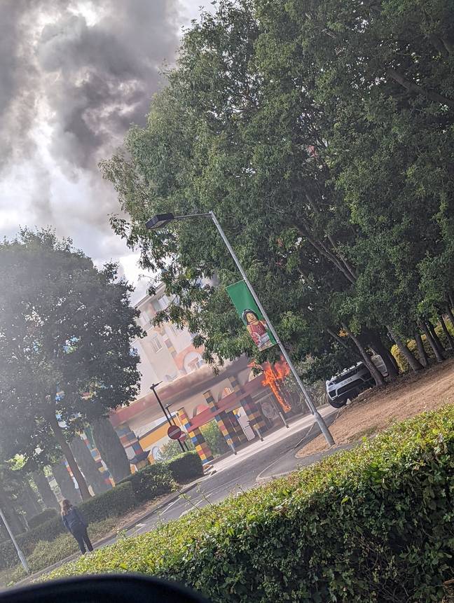 周日在乐高乐园·温莎（Legoland Windsor）爆发了大火，主题公园的狂欢者已被撤离。学分： @my_familyof_3/twitter