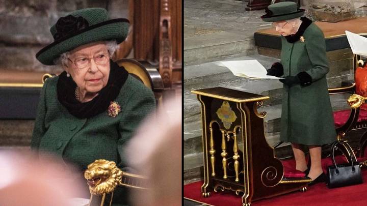 伊丽莎白女王二世在菲利普亲王纪念馆里流泪