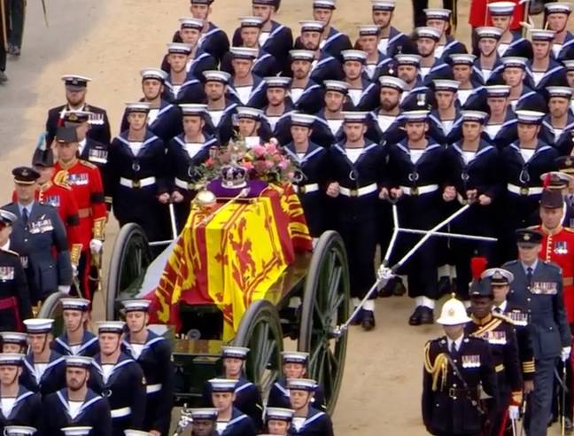 女王的棺材由皇家海军的成员陪同。学分：BBC
