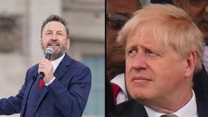 李·麦克（Lee Mack）的野蛮鲍里斯·约翰逊（Boris Johnson）在禧年音乐会上笑着