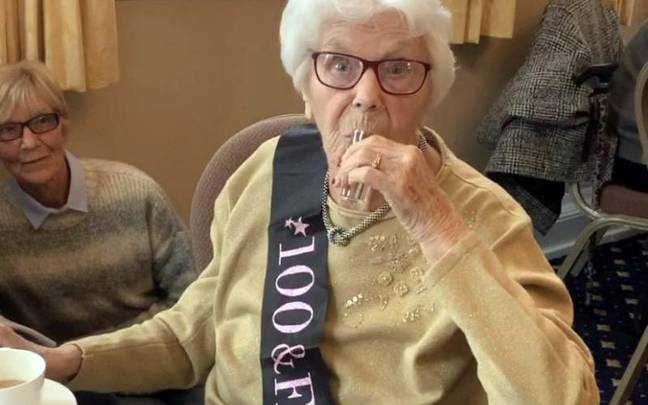 莉莉庆祝她的100岁生日。信用：Wessex新闻社必威杯足球