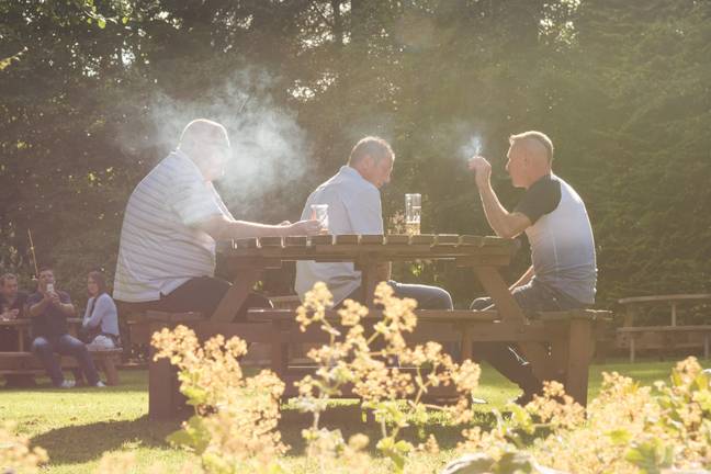 在酒吧花园里吸烟很快就会被禁止。信用：Alamy