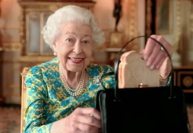女王与帕丁顿分享了她对果酱三明治的热爱。学分：BBC/王室