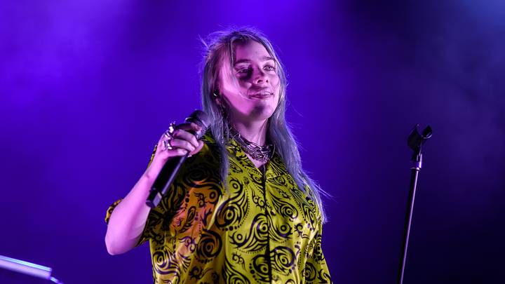 比利·埃里什（Billie Eilish）在格拉斯顿伯里（Glastonbury）表演什么时间，我该如何看她？