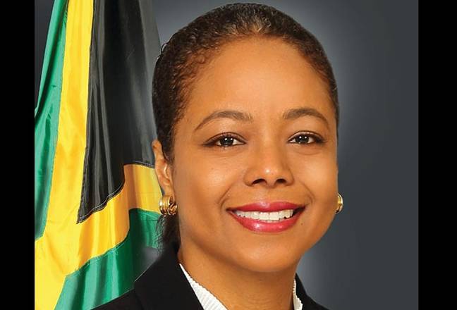 牙买加政客玛琳·马拉胡·福特（Marlene Malahoo Forte）QC宣布了议会的变化。学分：牙买加信息服务