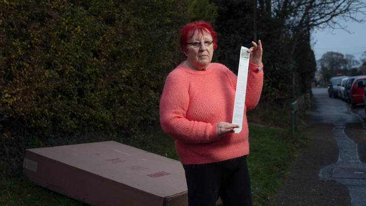将纸板盒留在房子外面后，奶奶以400英镑的罚款罚款