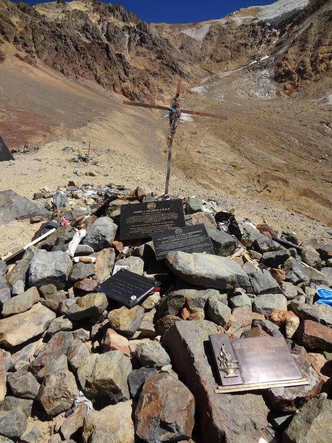 坠机幸存者的纪念碑已在飞机坠毁的地点建立。学分：Lautaro Soto / Alamy Stock Photo