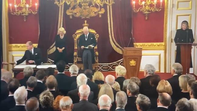 威廉王子坐下时不得不要求笔。学分：BBC