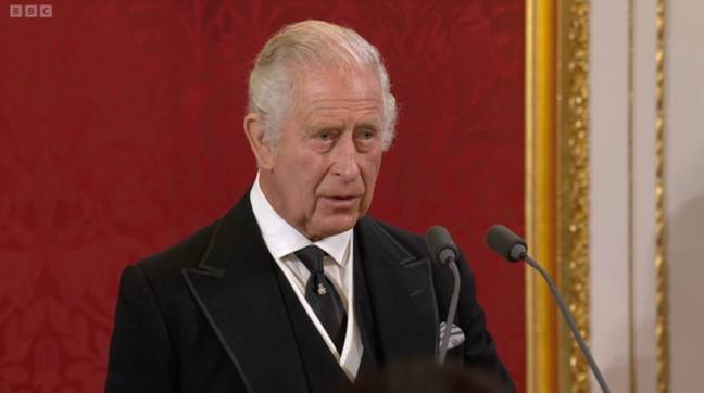 查尔斯国王在讲话中向已故母亲致敬。学分：BBC