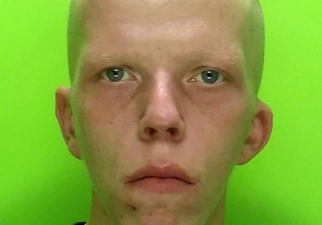 托马斯·克兰普顿（Thomas Crampton）被警察藏在厕所里发现。信用：SWNS/诺丁汉郡警察