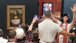 “男人穿着轮椅上的老女人打扮”在莫娜·丽莎（Mona Lisa）涂抹蛋糕