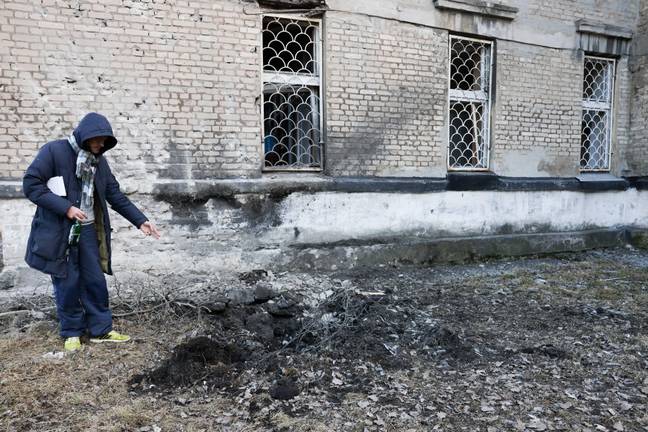 顿涅茨克（Donetsk）的一所学校遭到炮击袭击损害。图片来源：Akamy