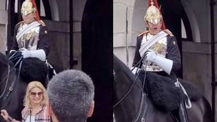皇后的警卫抚摸他的马后，游客尖叫着“loading=