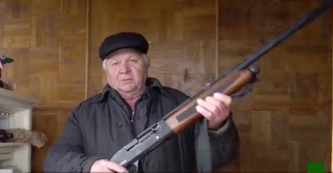 据称，一名名叫Valeriy Fedorovych的72岁的年轻人在一百万枪中开了一枪，这使俄罗斯战斗机击落了。学分：乌克兰国家边境服务