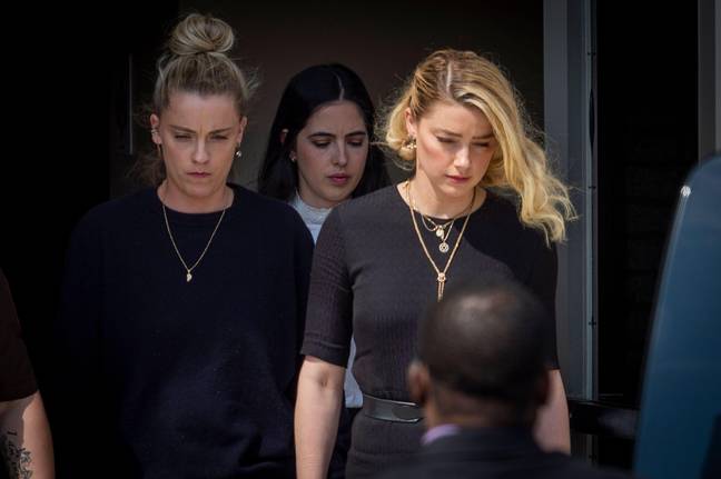 宣读判决后，Amber Heard离开法庭。信用：Alamy