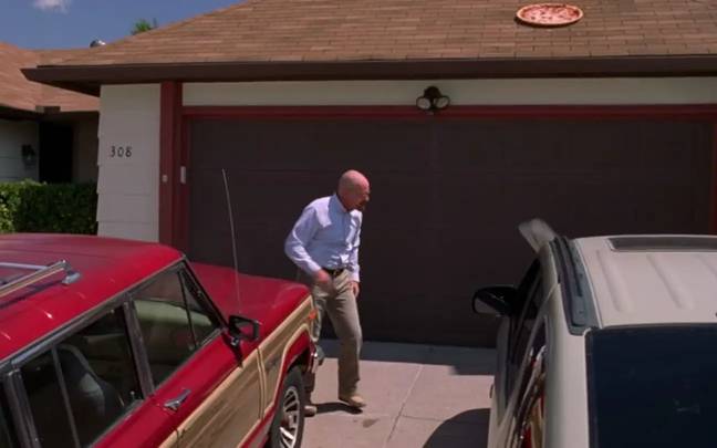 布莱恩·克兰斯顿（Bryan Cranston）的沃尔特·怀特（Walter White）在屋外。学分：AMC“loading=