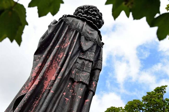 玛格丽特·撒切尔（Margaret Thatcher）的300,000英镑雕像上面抛出了红色油漆。信用：SWNS