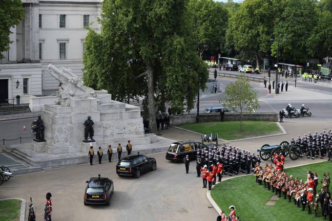 载有伊丽莎白二世皇后棺材的国家灵车离开了伦敦的惠灵顿拱门。学分：路透社/阿拉米股票照片