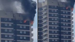当伦敦公寓爆发火焰时，100名消防员应对火“loading=