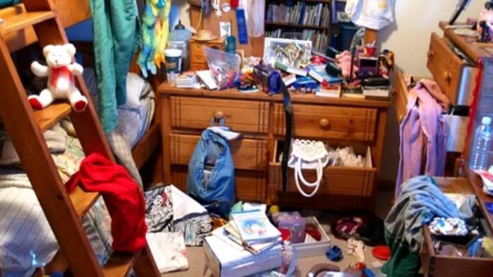 格拉斯哥的八岁女孩的卧室被称为英国的最混乱