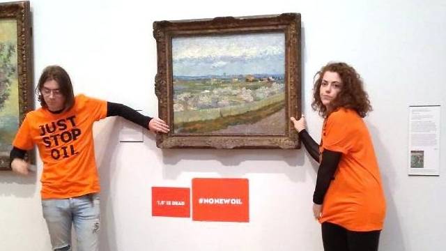 气候变化活动家将自己粘在Vincent van Gogh艺术品上，以抗议石油