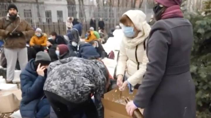 数百名乌克兰人在街上制作莫洛托夫鸡尾酒