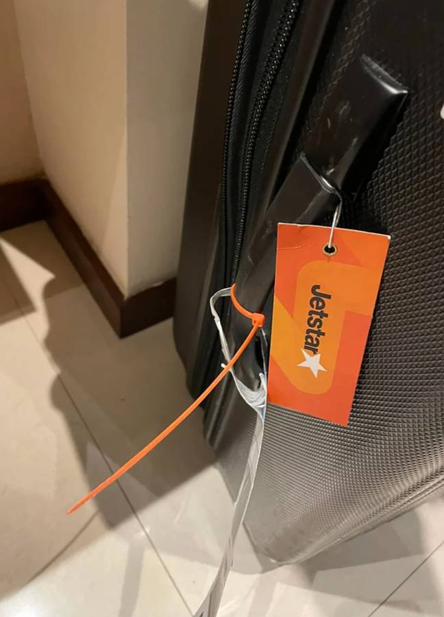 当她的手提箱带着橙色的电缆领带到达时，一名妇女感到困惑。信用：Facebook