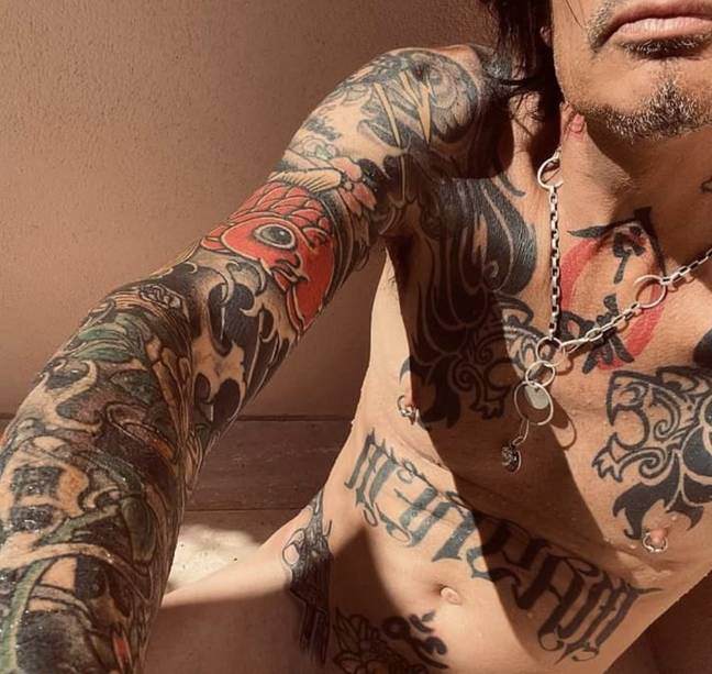 这位音乐家在周四发布了一张完整的正面裸照时，吓坏了他的社交媒体追随者。学分：Instagram/Tommylee