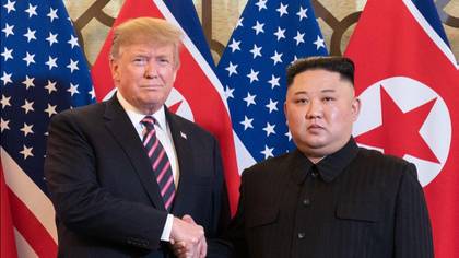 唐纳德·特朗普（Donald Trump）在遇见朝鲜领导人时用礼物拖着金正恩（Kim Jong-un）