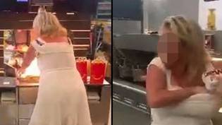 女人冲到麦当劳，把汉堡塞在她的胸罩上