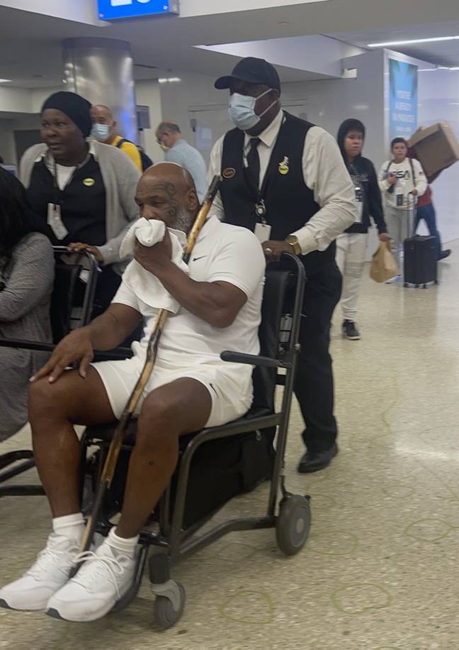 迈克·泰森（Mike Tyson）在本月初坐在轮椅上。学分：Goffphotos