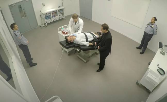 囚犯插入了两个静脉注射。信用：死刑失败/ YouTube