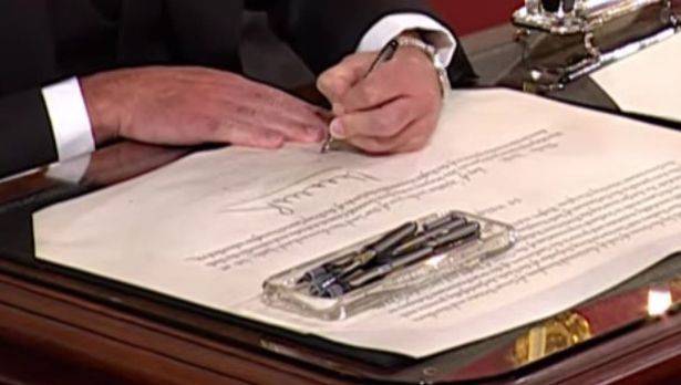 查尔斯国王今天签署了官方声明。信用：PA