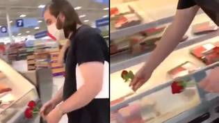 视频显示，素食主义者在肉上扔玫瑰，以“向堕落者致敬”