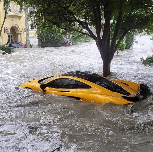 飓风期间，厄尼的超级跑车被冲走了。学分： @lambo9286/instagram
