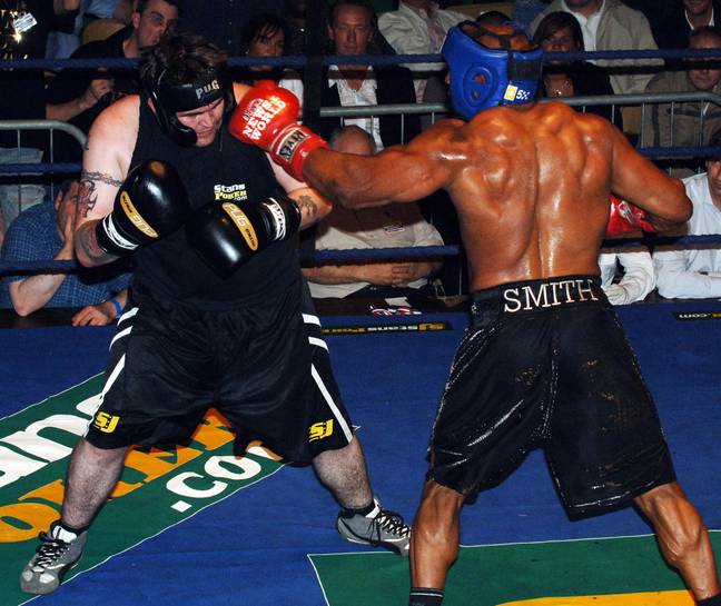 2005年，迈克尔（Michael）在一场慈善名人拳击比赛中与角斗士的马克·史密斯（Mark Smith）作战。信用：PA图像/Alamy Stock Photo
