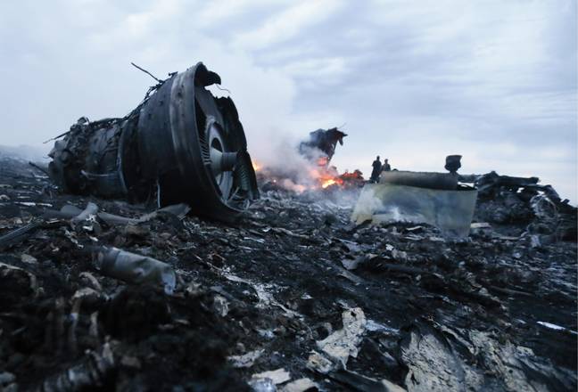 MH17航班剩下的东西，散布在乌克兰俄罗斯俄罗斯边境克雷迪特以东60公里的乌克兰田地上必威杯足球
