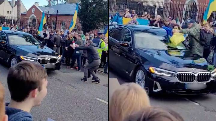 爱尔兰的愤怒人群骚扰俄罗斯大使试图进入大使馆