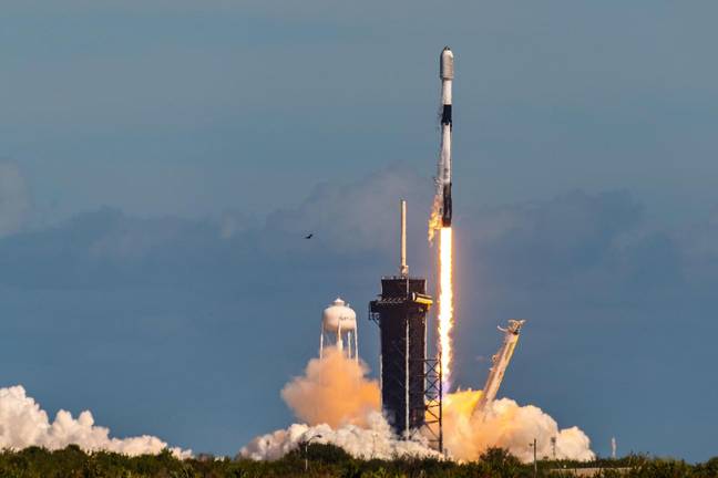 上周四载有49颗星条卫星的Falcon 9火箭弹出发。信用：Alamy