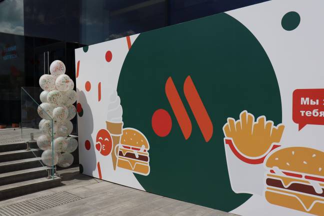 “美味的新徽标”的新徽标抛弃了麦当劳的金拱门，上面写着“ M”，上面写着两个薯条和一个汉堡。信用：Alamy