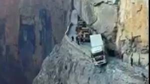 恐怖的视频显示，GPS登上山路后，卡车悬挂在330英尺的悬崖上