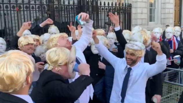 打扮成鲍里斯·约翰逊（Boris Johnson）的人聚集在唐宁街外面参加聚会