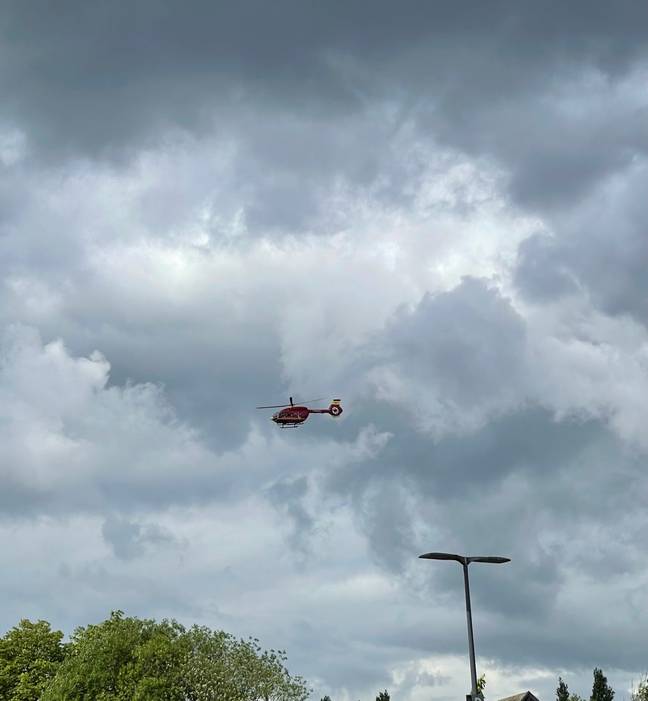 看到一辆空中救护车在特伦特河畔斯托克的水上世界附近着陆。信用：提供