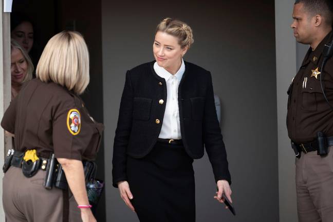 在她和约翰尼·德普（Johnny Depp）之间的民事审判期间，安伯·希尔（Amber Heard）离开了费尔法克斯（Fairfax）的费尔法克斯县法院大楼。信用：Alamy