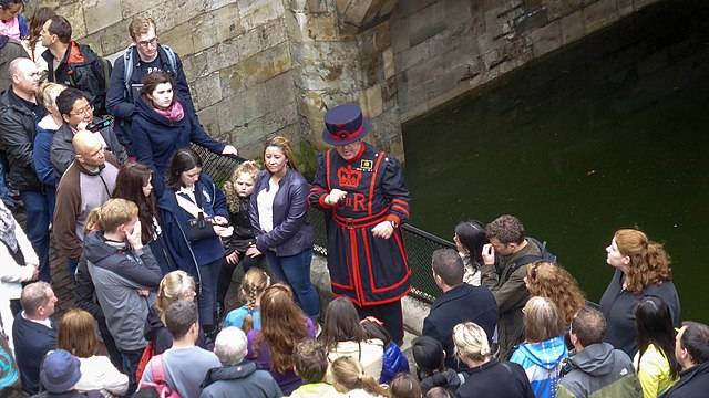 Yeoman Warders进行了著名要塞的游览。学分：Wikimedia Commons
