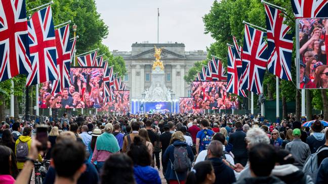 22,000名球迷参加了宫殿的白金派对，以庆祝女王的白金禧年。信用：Alamy