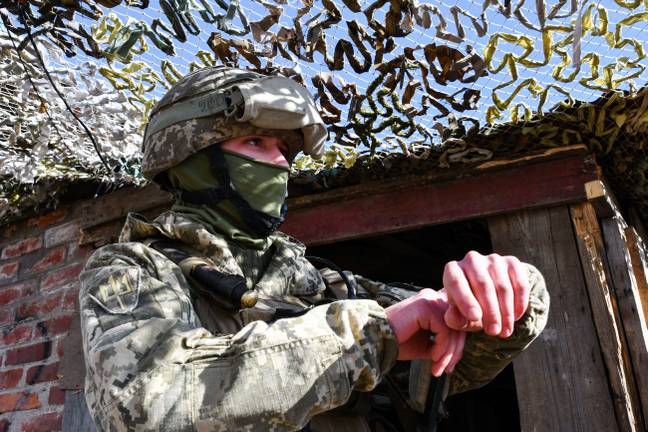 一名乌克兰士兵驻扎在边界附近。信用：Alamy