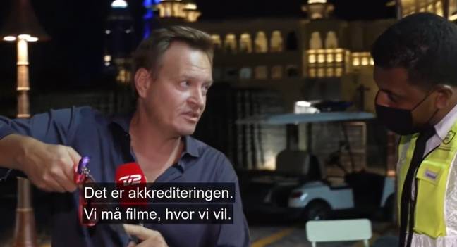 拉斯穆斯·坦索特（Rasmus Tantholdt）向官员们提出了新闻通行证。图片来源：TV2