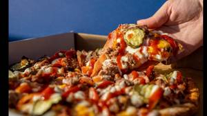 多米诺的澳大利亚正在推出一个新的披萨汉堡，以与麦当劳和饥饿的杰克斯竞争